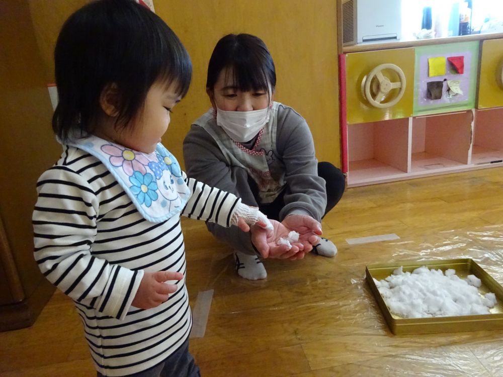 先日の朝、保育園の園庭にも雪が積もっていました。
お兄ちゃん、お姉ちゃんたちからは
「ゆきふったね～」
「つるーんってすべるよ」など登園時からワクワクする声が・・・♡

みんなが遊んでいる雪をウサギ組さん、こっそりお部屋の中に😊