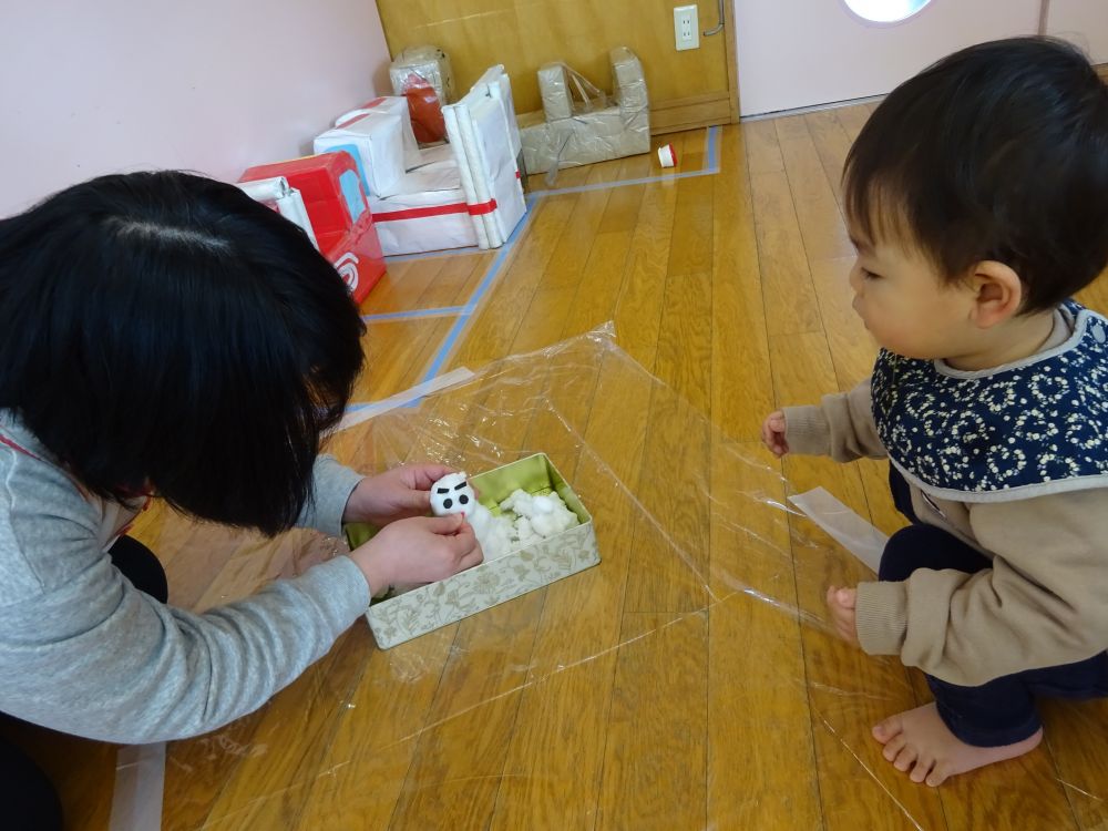 遊び心のある先生発見！！
雪だるまの形を見つけたとたん
画用紙とはさみを持ってきて・・・
目や鼻、手をつけて雪だるまが完成していました。
そーっと見守っていたHくんです♡