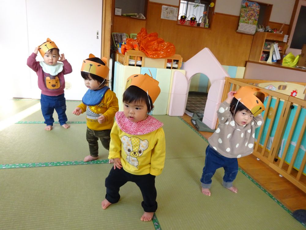 今年の発表会のかぶり物の衣装を嬉しそうに被っている子どもたち。
ある子は登園時にデッキの前に立ち・・・
「だれ、だれ」と言いながら指を指し先生たちにアピール。
朝からカピバラ天国の曲で体操する気満々です！