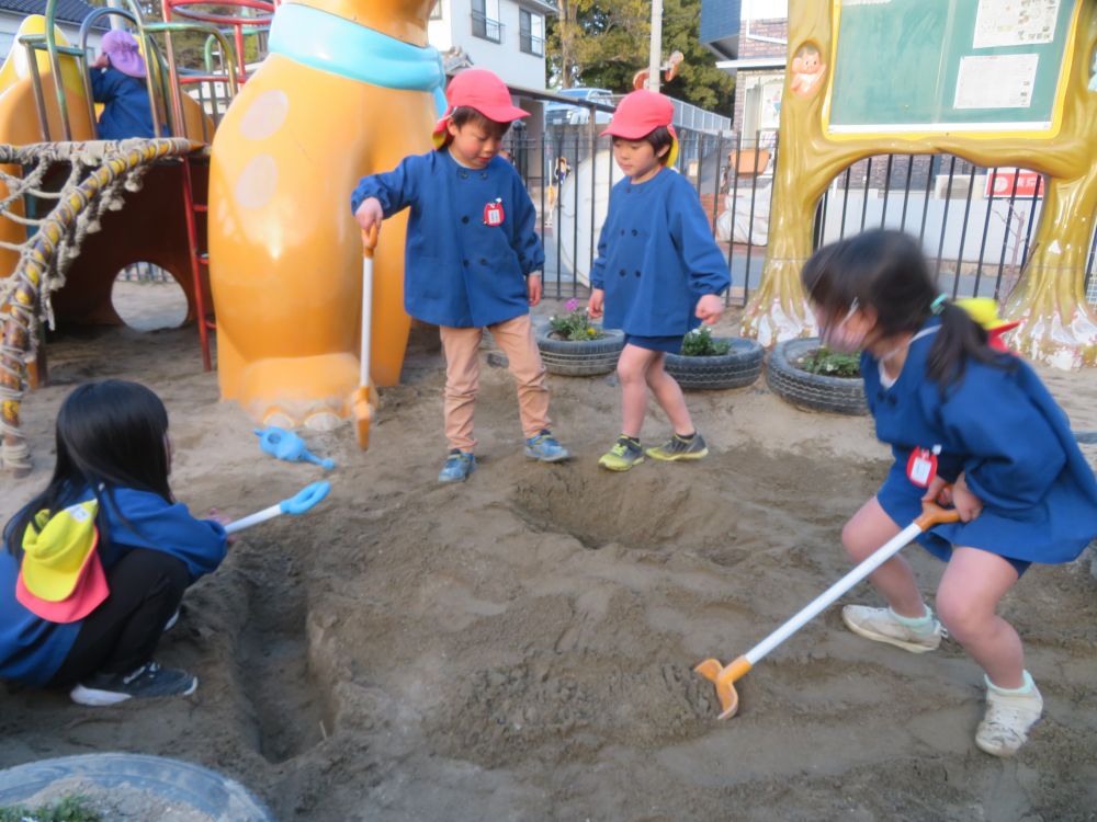 砂遊びのむげん☆
何だか大がかりな物が出来そうな予感☆

さて今回は何ができるのか・・・
