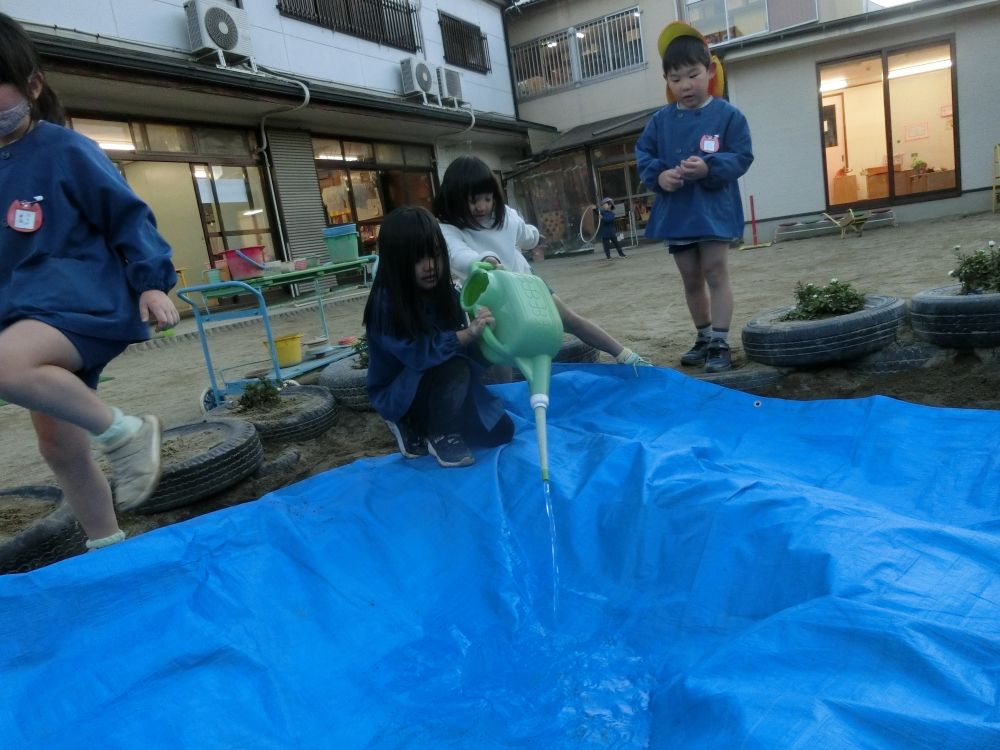 そこに水を入れ始めた
キリンさん

寒いから温泉？？