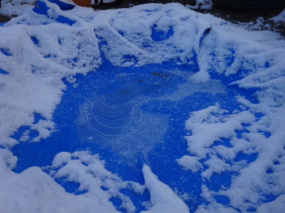 翌朝は久しぶりの積雪

キリン組さんが想像していたのは
スケートリンクでした☆

早くに登園した子が少し踏んでみると・・・
あ！！・・・・
残念ながら、出来たのは薄～い氷で
あっという間にリンクは遊び道具に♪
登園してきた友だちにも
「もうはじまっとるよ～♪」
（ん？？なにが？？）
子どもたちにとっては最高の1日の始まりになったようで
いきいきした顔で次々に登園してくる子どもたち♪
