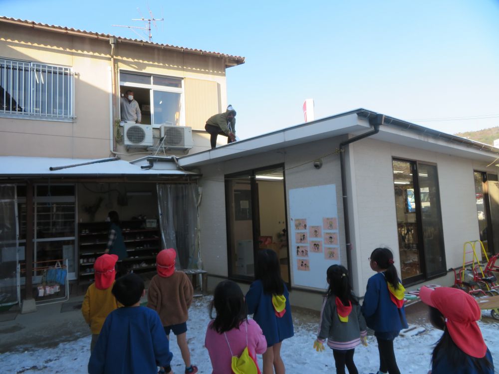 屋根の上に現れた
事務長先生に気付き

