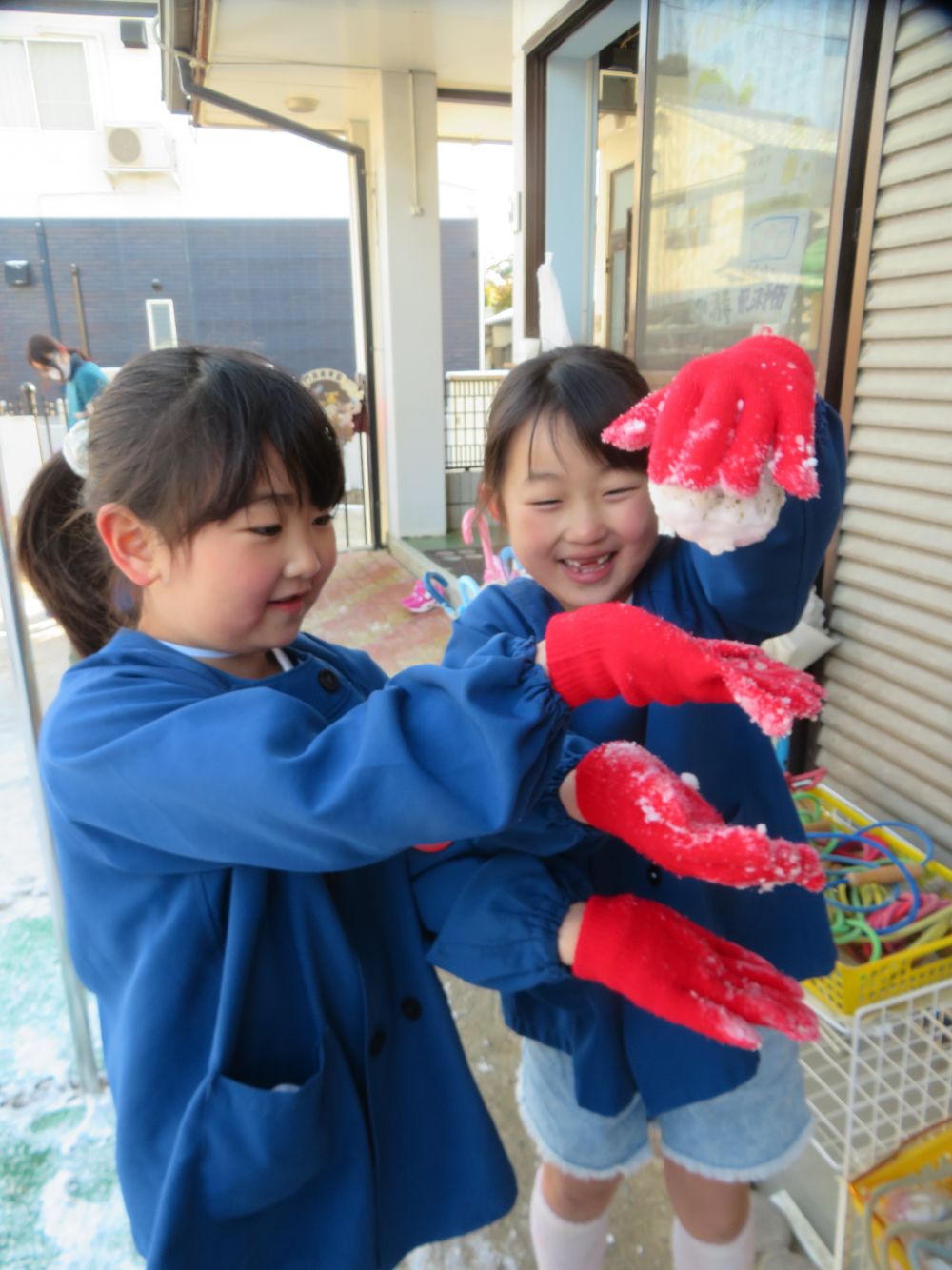 雪が手袋にくっついて離れない

不思議！！

でも、面白い♪
を、友だちと♡