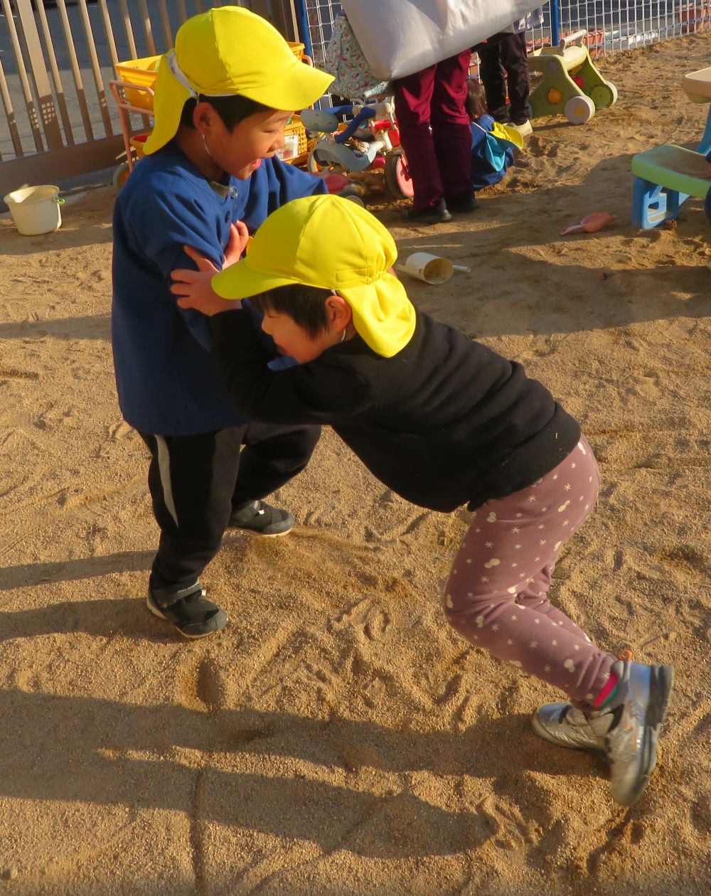 　はっけよーい　のこった！！
　　　「足が出たから、ぼくの勝ち✨」