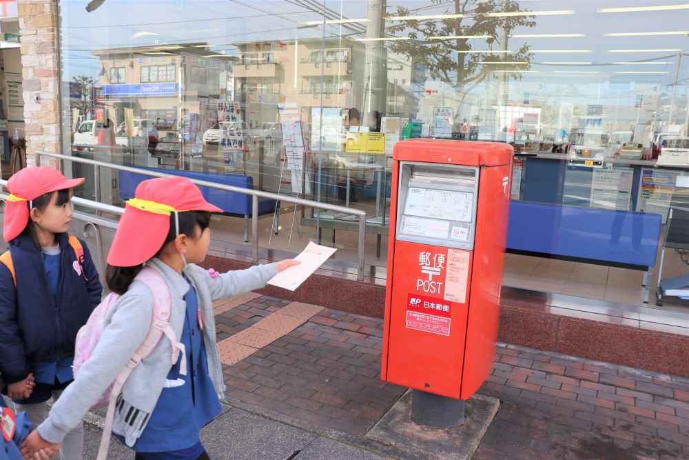 小学校へ向かう途中
園長先生に頼まれたお使いもこなします