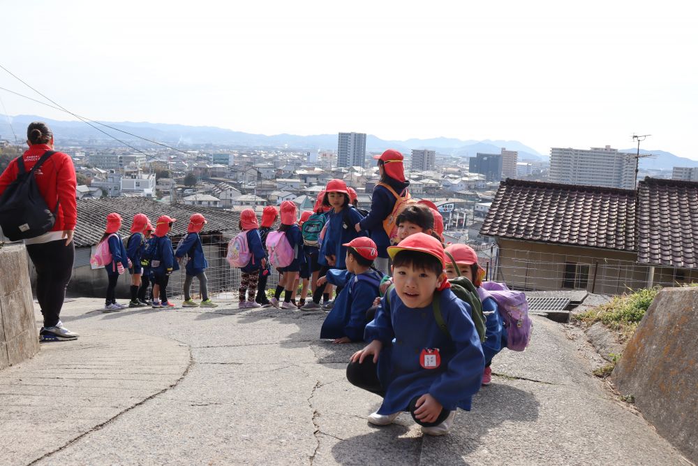 天気も良く良い眺め
ゆめはうす認定こども園から高須小学校までの通学路
子ども達はしっかりと歩きます

普段の遊びやマラソンで培った足腰の強さは
控え目に言って最強の５歳児たちです