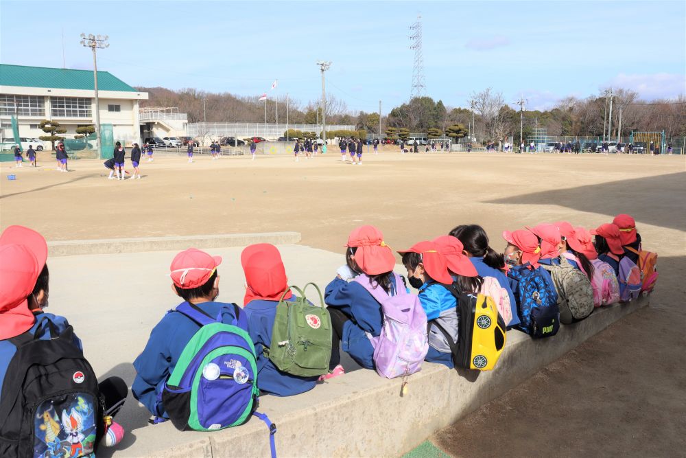 片道約３０分
誰一人「疲れた・・・」等は無く
予定よりもとても早く到着

時間になるまで、体育の授業を拝見
Ｔボールでボールをかっ飛ばす
お兄ちゃんお姉ちゃんに大興奮☆