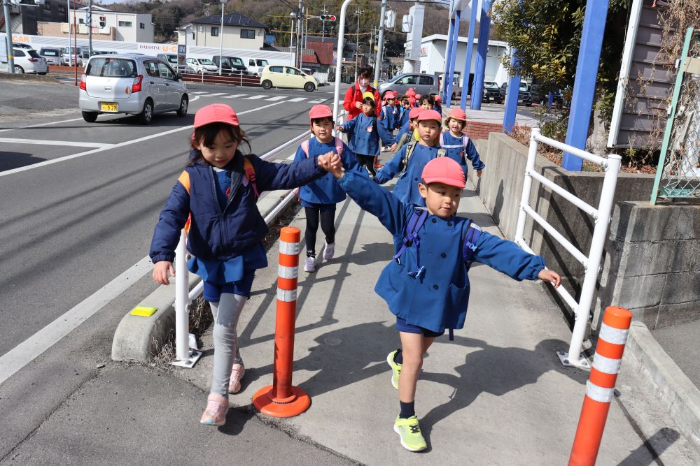 新型コロナウイルス感染症の影響で基本的な身体測定のみでしたが子ども達は小学校就学に向けて気分はノリノリ♪

「ねこのピートはじめてのがっこう」
という絵本に出てくる歌を歌いながら楽しい散歩になりました