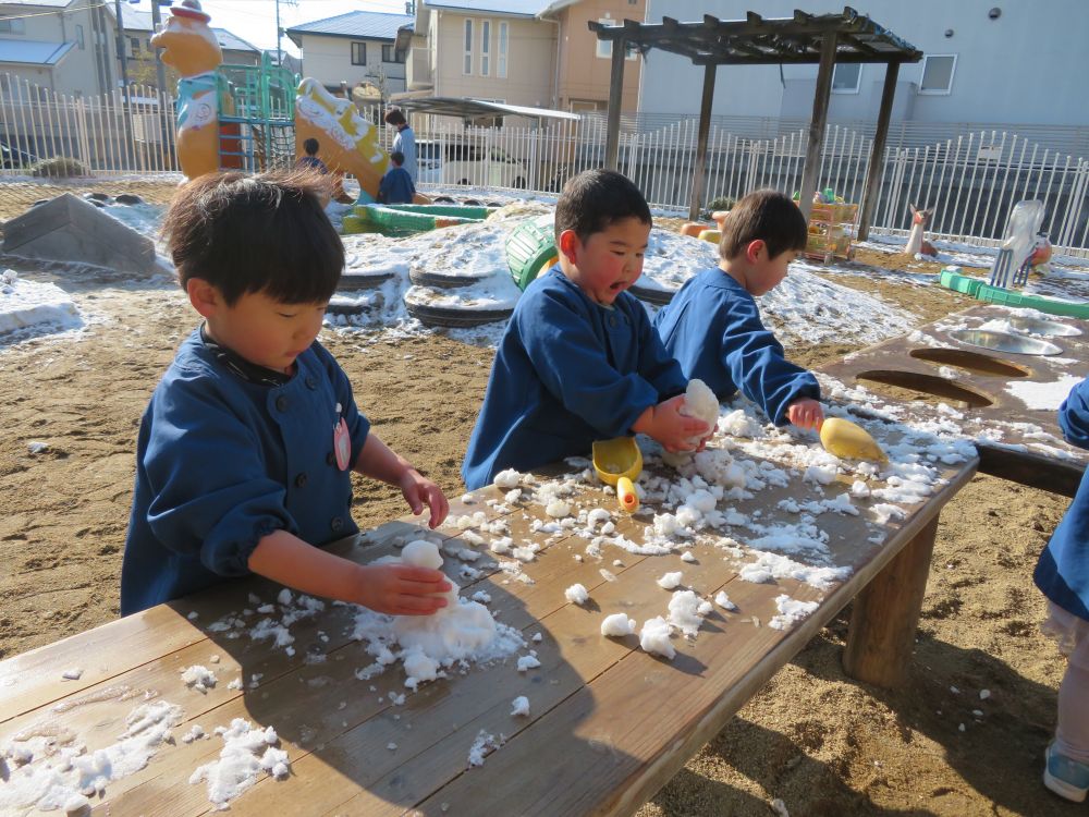 「ゆきだるま！」と
雪を丸める子もいれば
スコップを使ってお料理をしたり
見立て遊びを楽しむ子も・・・♡