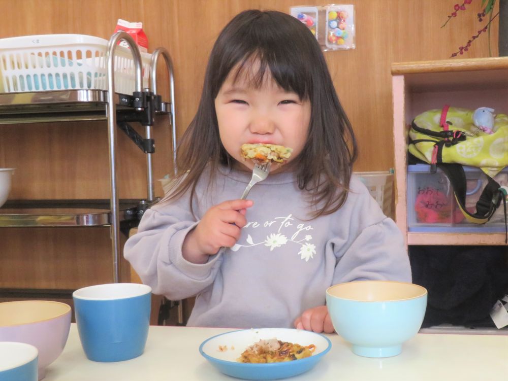 こちらでも「みてみて～」とＭちゃん。
何だか、背筋もぴーんと伸びて、食べる姿勢もハナマルだね♪