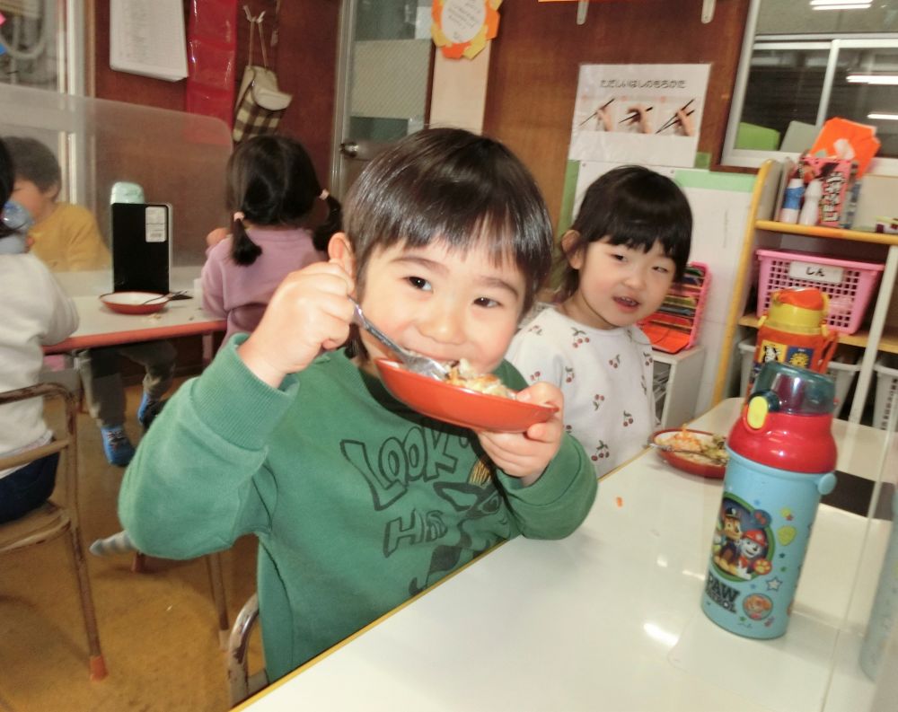 冬野菜がたっぷりのったピザは給食室で焼き上げます☆
野菜が少し焦げて香ばしい匂いがしてきました。

リス組さんの部屋に運んで行くと
｢わーおいしそー♡｣
｢これ、私が作ったやつ？？｣
｢そーだよ！！美味しそうだね｣

たくさんあった冬野菜ライスピザはあっという間に完食しました。

簡単に出来るので冷蔵庫にある野菜でご家庭でも試して見てくださいね☆