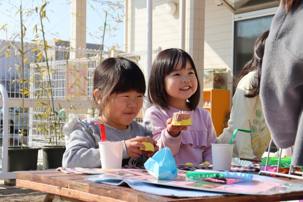 ５歳児さんのお店
「でりしゃすまいる。」
自然物を使って外でカフェ

一つひとつに思いを込めた作品
並んだ様子に思わず笑顔☆
