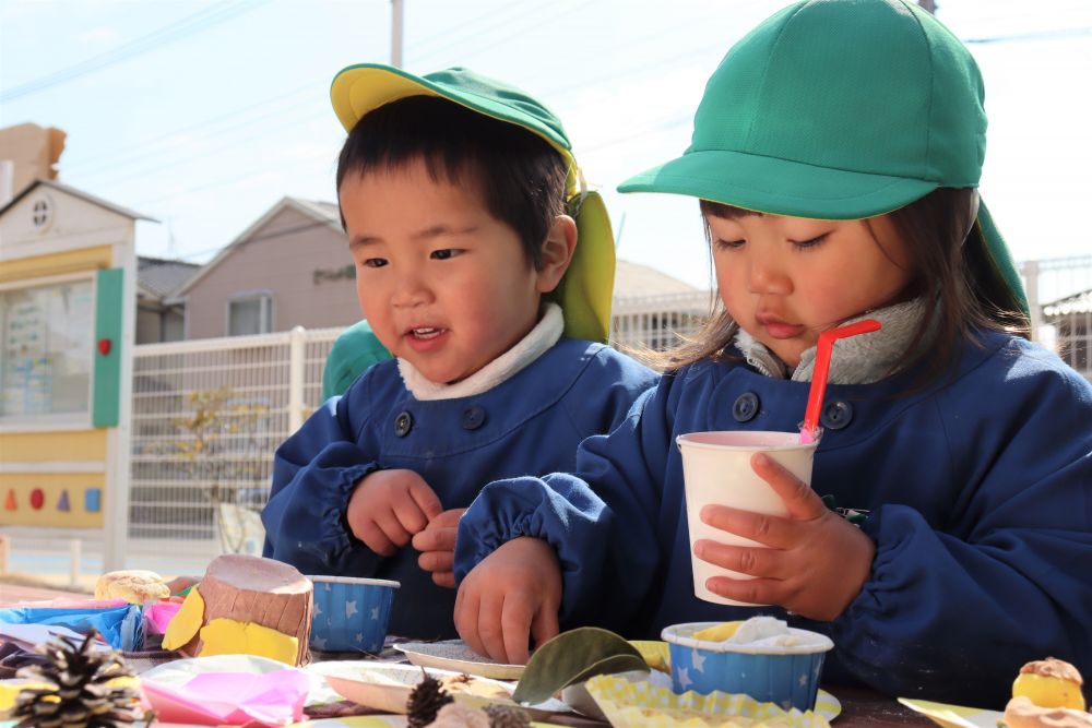 １歳児さんも色とりどりの作品に目がキラキラ☆
自然物を使った食べ物のクオリティにびっくりの様子
