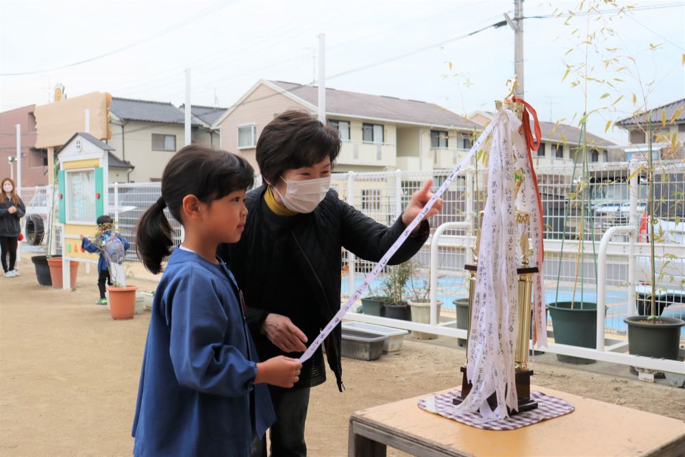 一昨日のマラソン大会
新型コロナウイルス感染症拡大防止策により
人数制限をおこなっての開催でした

応援にこられなかった、おばあちゃんに・・
トロフィーを見ながらその時の頑張りを伝えています♡
