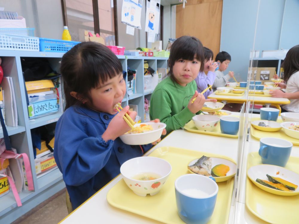 3月3日の桃の節句☆
子ども達の健やかな成長を願う日です。

朝から子ども達は給食室を何度も覗いては
｢きょうのきゅうしょくなに～？｣
｢いちごがいっぱーい♡｣
みんな給食を楽しみにしていました。

元気いっぱいもりもり食べてね！！