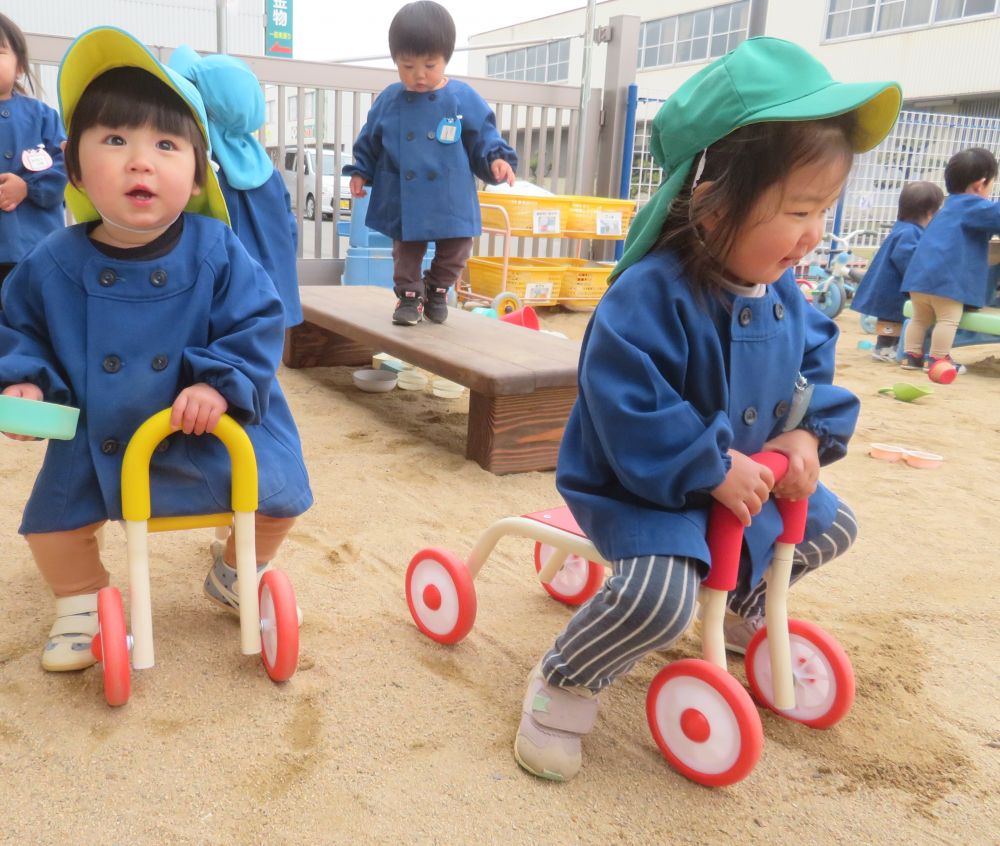 修了記念品の新しい車🚗

さっそく乗ってみよう♪
　　　　レッツゴー！！