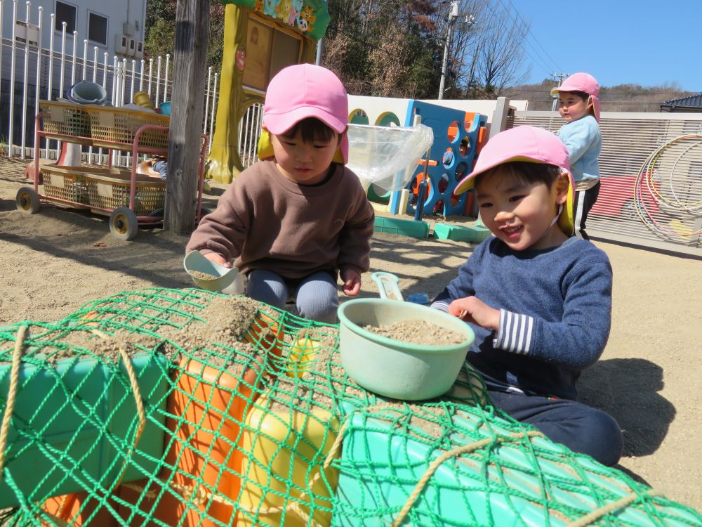 最近のクマ組さんは、料理作りがブームになっています！
作った調理を友達や先生たちに食べてもらいたくて
「これどうぞ～」
という声がいろいろな所から聞こえてきます♩


Aくん「これはね～、ごはんです！」
Yくん「Aくんと一緒につくったんよ～」