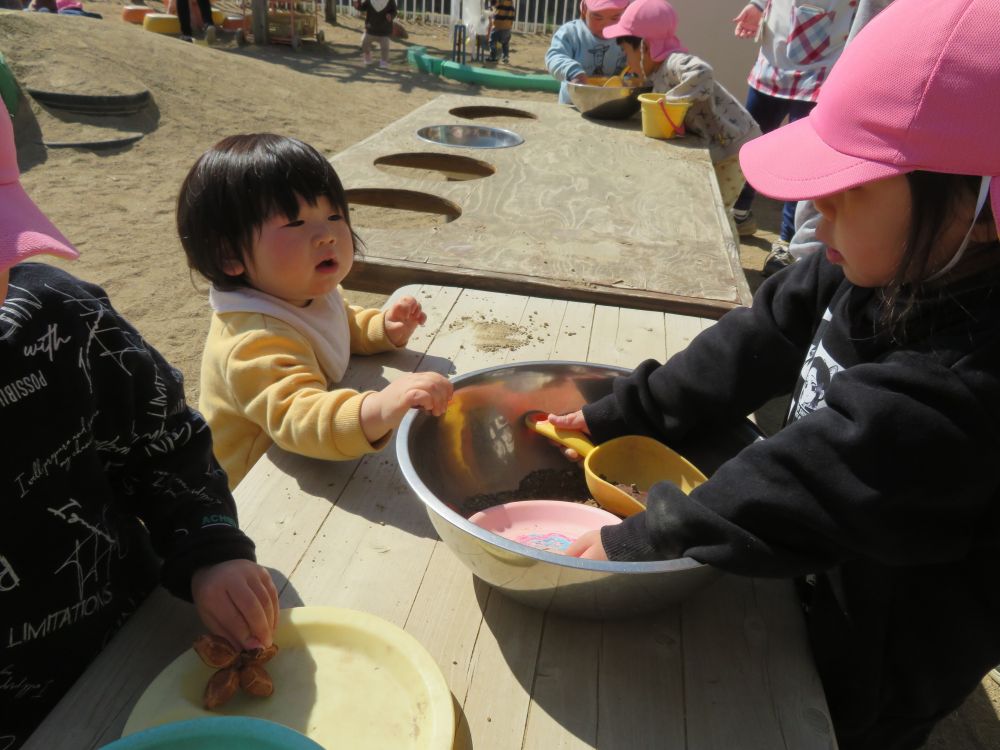 小さなお友達にも、
Mちゃん「これ暑いから、フー！フー！よ～」



やさしい気持ち、芽生えています♡




