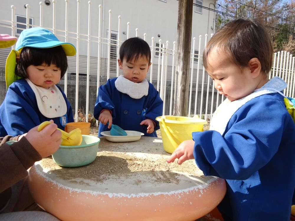 一人遊びが主に・・・の0歳児さん。
だんだんと友達の存在に気づき・・
いまでは友達と一緒に遊ぶ姿の方が多いような♡