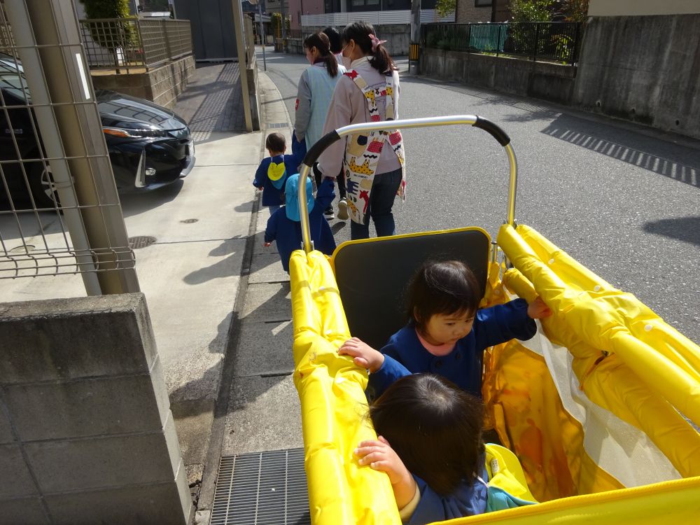 今月のお散歩では、月齢の大きい子たち
なんと、手を繋いで保育者と歩きます！
以前まではお散歩カートにみんなで乗っていたのに・・。
軽くなったお散歩カート、後ろから子どもたちが歩く姿・・・。

日々子どもたちの成長にびっくりします。
進級を心待ちにしながら残りの日々も元気に過ごしたいと思います。