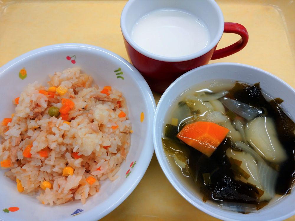 シーチキンにんにくチャーハン

わかめスープ

牛乳