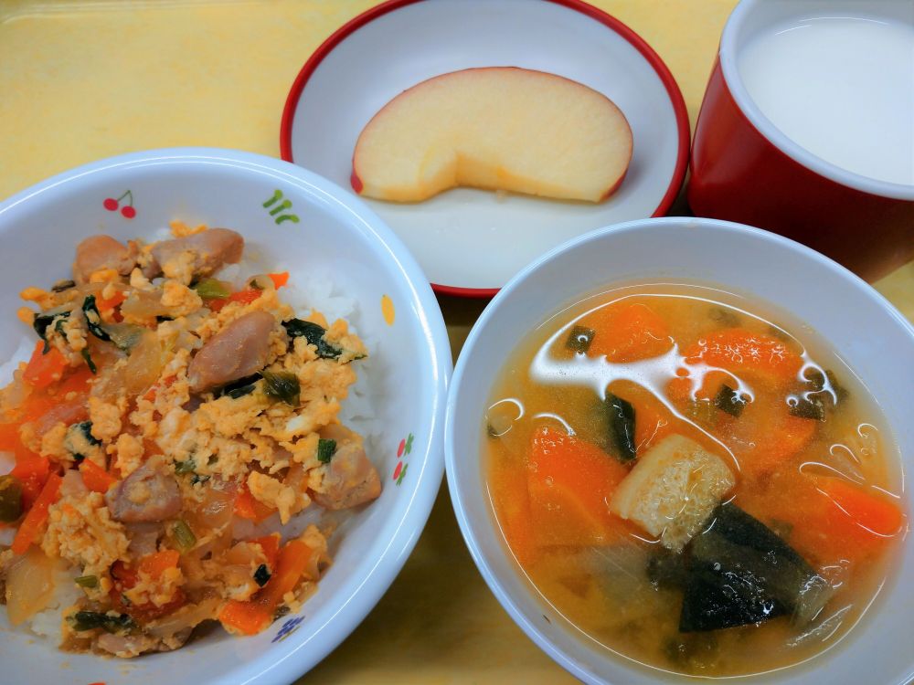 親子丼

かぼちゃのみそ汁

りんご

牛乳