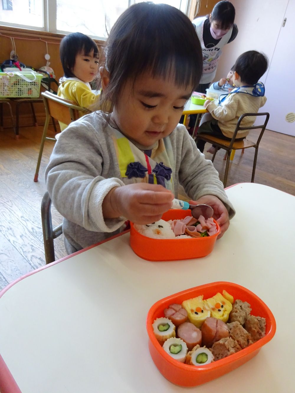 お弁当の日は朝から待ち遠しい子。
朝のおやつがなくておなかがすいた子・・・など
いろいろな子どもの姿が見えます。

朝から楽しみにしている子は
お家の人が作っている姿を見ていたのかな・・・♡

お弁当のふたを開けて・・・「わぁ～♡」と喜ぶ姿😀
