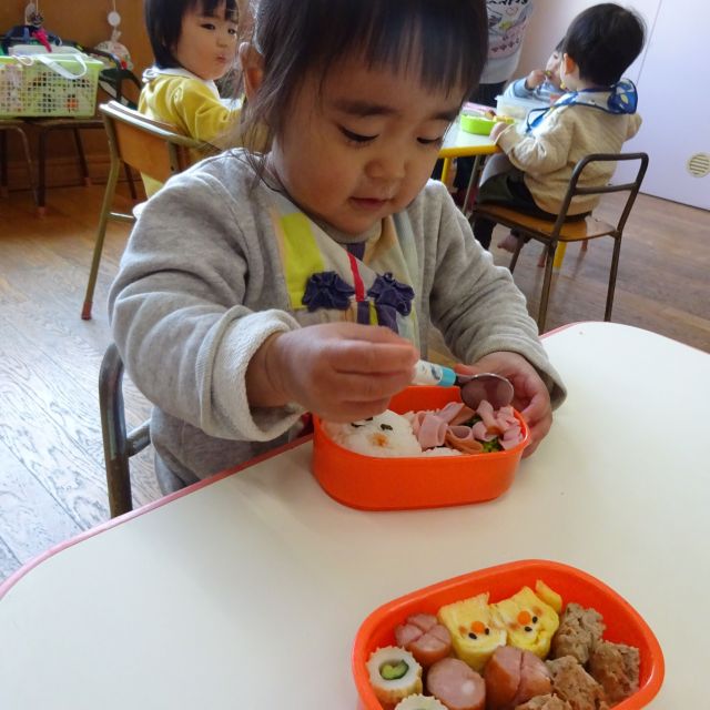 嬉しいお弁当　　　～0歳児　ウサギ組～