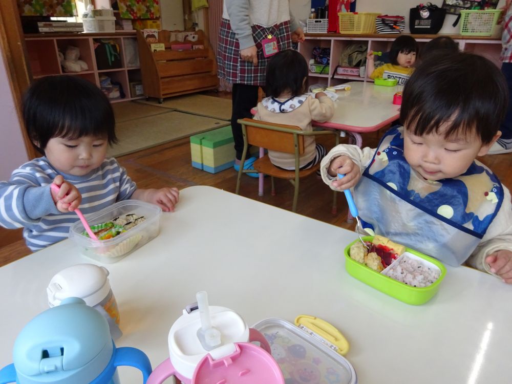 どの子も食具を使ってみよう・・・
という姿が見られるようになりました！
まだまだ手づかみ食べもあるけれど
意欲はどんどん出てきています。