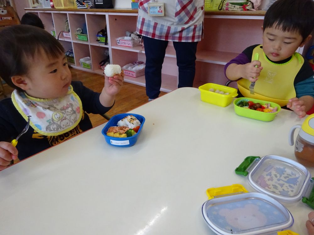 お弁当をピカピカにした後は、
お待ちかねのデザートの時間♡
いちごやみかん、バナナなど子ども達の好きな果物がたくさん。

そんなフルーツを前に「いる～♡」とアピールする子もいました。

お忙しい中お弁当作りありがとうございました♡