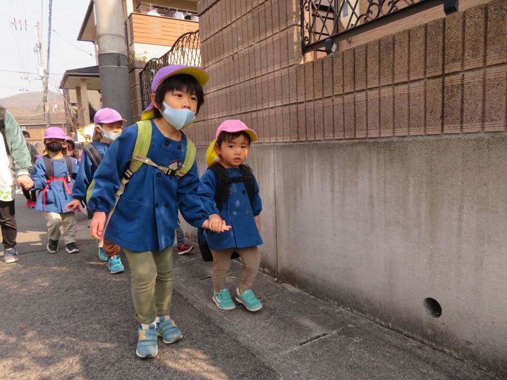 ゾウ組さんといっしょだと会話も弾みます♩

「こっちだよ、気を付けてね」とゾウ組さん達が
優しく手をひいてくれるから、
坂道だって頑張っちゃうぞ～♡

