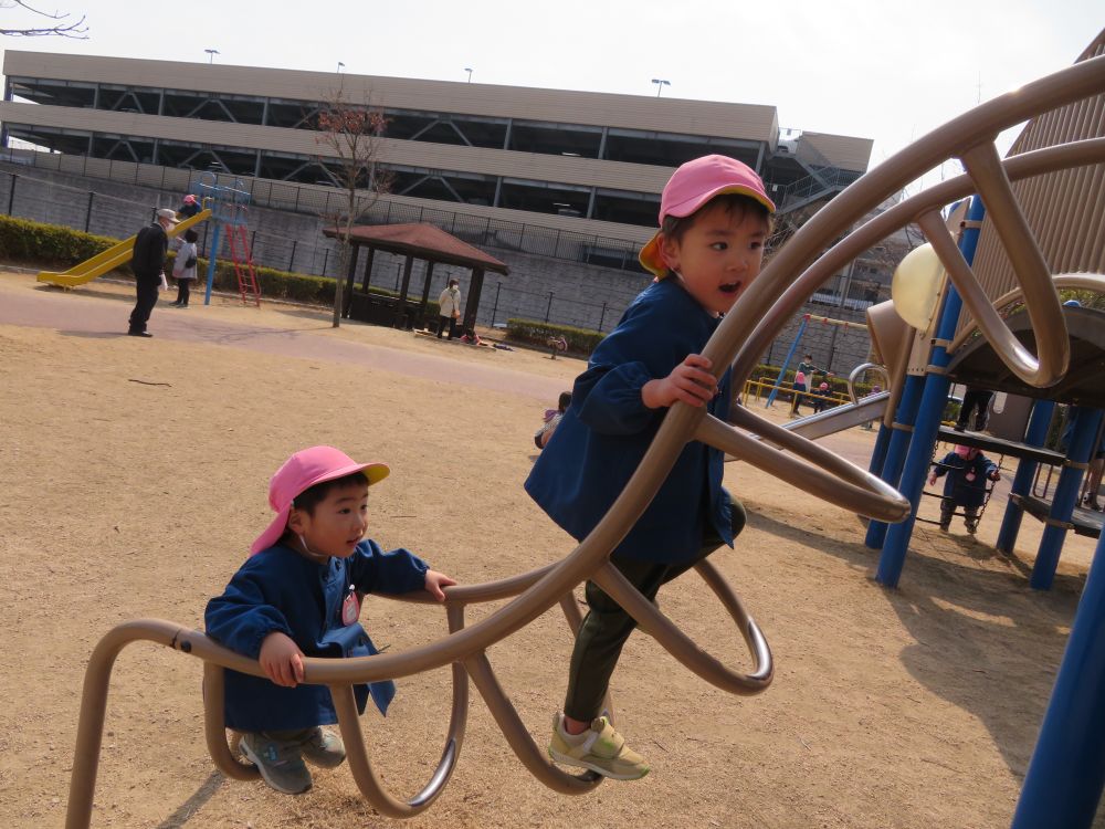 平原西公園に到着したみんなは
大きな遊具に大盛り上がり！


思いっきり遊びます！