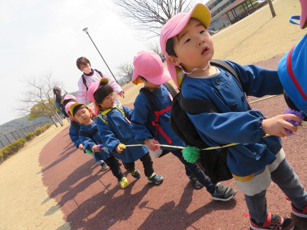 たくさん遊んだ後、
クマ組さんはひも電車に乗ってあいはうすへ帰ります。
おいしいお弁当がまってるよ～☺

ゾウ組のみんなとはここでお別れです。
「またね～！また一緒に遊ぼうね～！」
