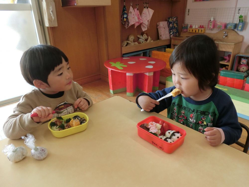 今日は、うれしいお弁当の日♪
いつもより重たいカバンを持って登園する子ども達はニコニコです(*^_^*)

「おべんとう、なにかなぁ～♡」
「いちご、あるよぉ～」
「○○はりんご～」
お昼の時間が待ち遠しいね。