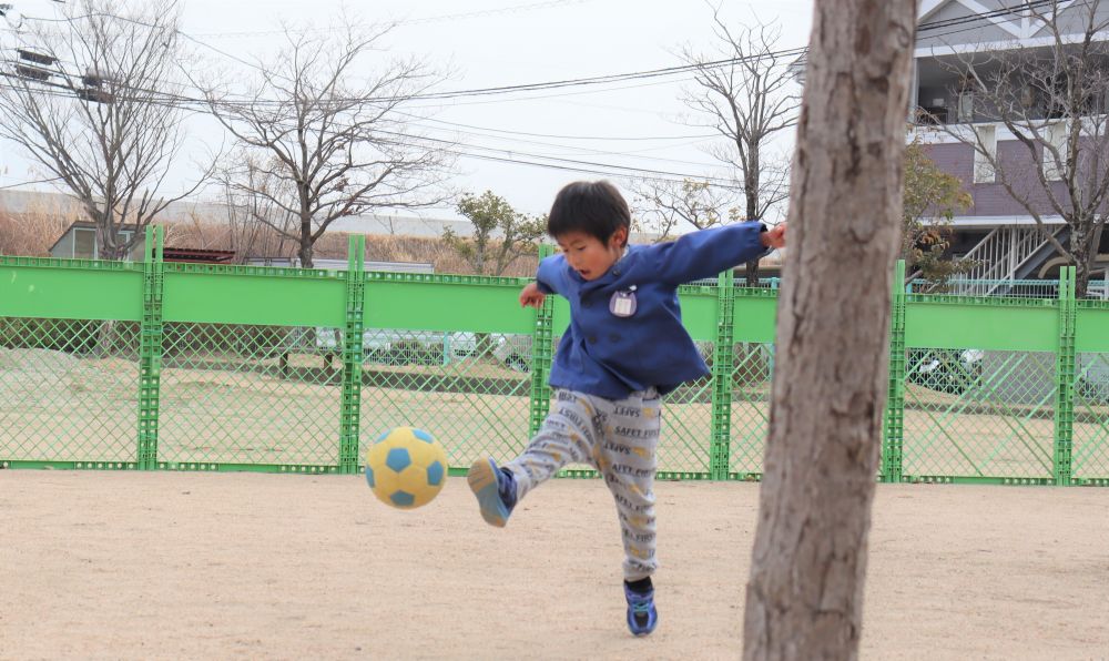 高西公園でサッカーを楽しむ4歳児さん

工事の関係で使用スペースは狭くなっていましたが
それでも広い公園で思い切り体を動かして遊びます