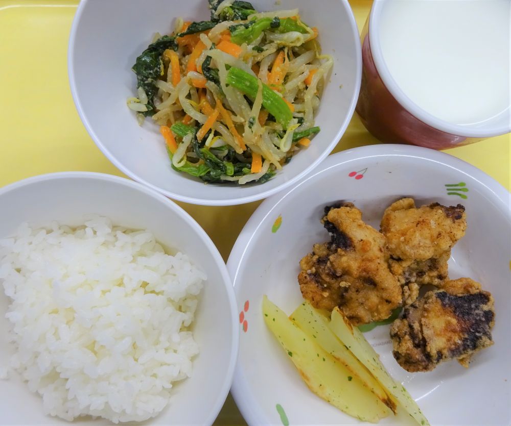 ご飯

塩からあげ

焼きポテト

三色野菜のナムル

牛乳