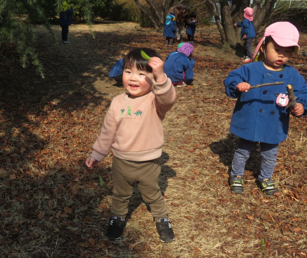 緑地帯にお散歩♪
茶色い葉っぱと緑の葉っぱ

👩「緑の葉っぱは？」
　👦「こっち🍃」