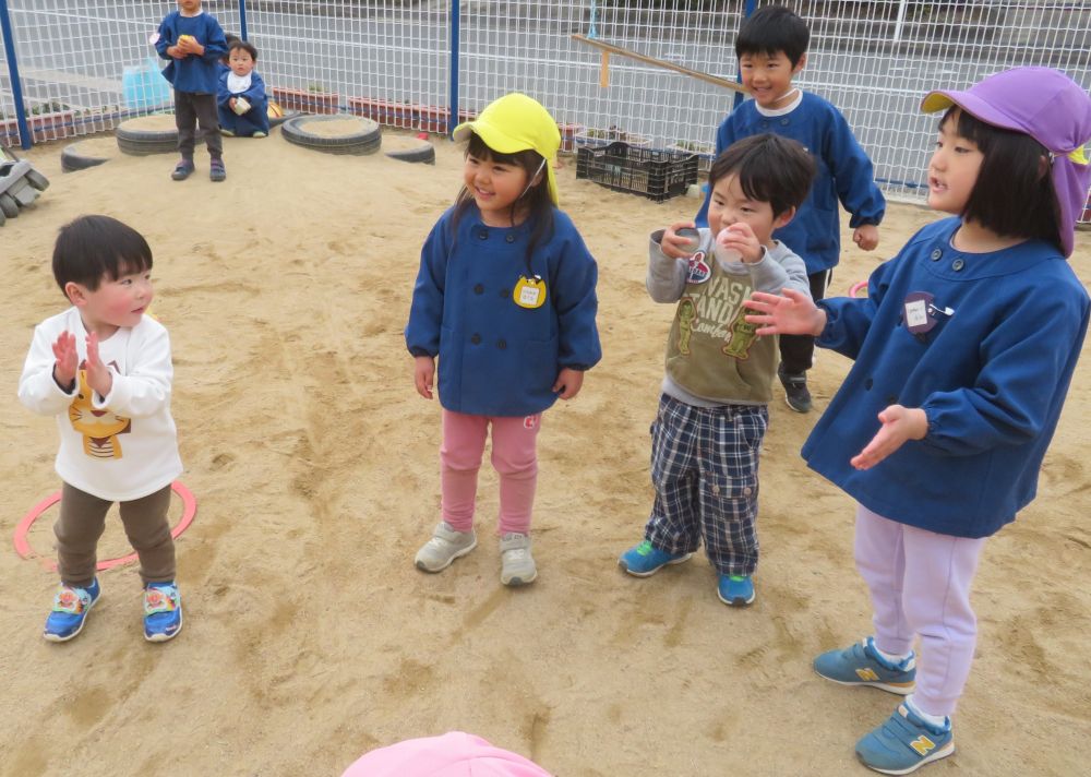 大きいお友だちが色オニごっこ！
　　♪オニさん オニさん なに色ですか♪
ぼくも一緒に
　　♪なに色ですか♪