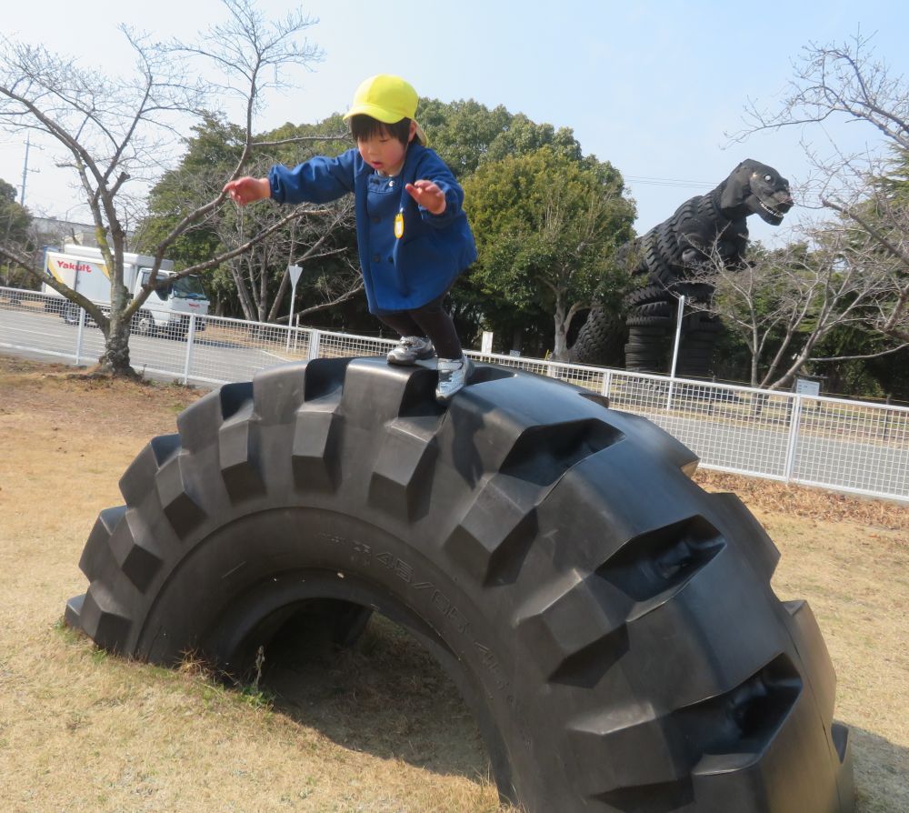 恐竜になりきった後、もう一度チャレンジ❗
恐竜パワーで見事、ジャンプ✌