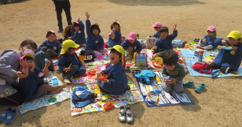 クマ・リス・ゾウ組さんは
　ベイタウン横の公園で

　「いただきま～す🍴」