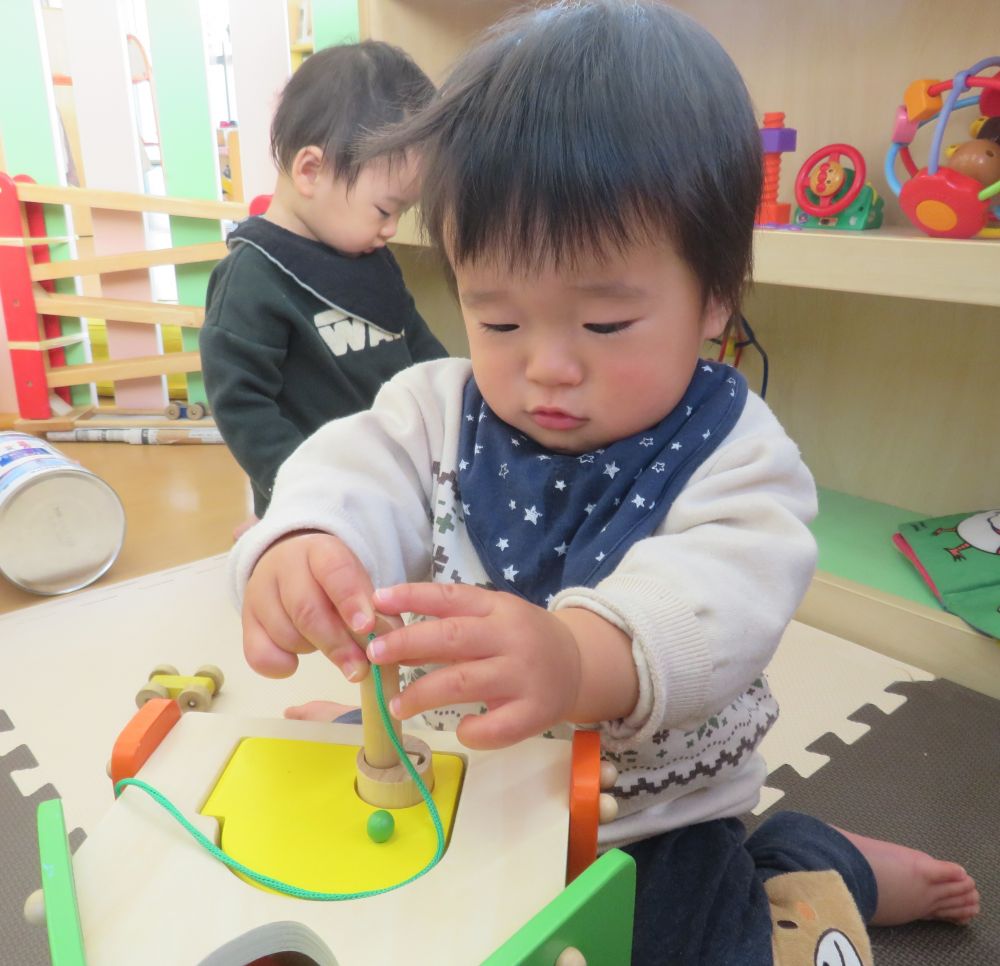 こちらは型はめの小さな鍵穴にを差し込もうと
一生懸命な様子・・・やっと入れられたところです！！
