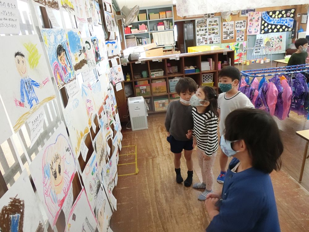 「わたしの絵はどこかな～・・・」
「あったよ！俺の隣！！」

運動会に発表会！！どんな絵を描いたっけ？

思い出もあふれてきました。