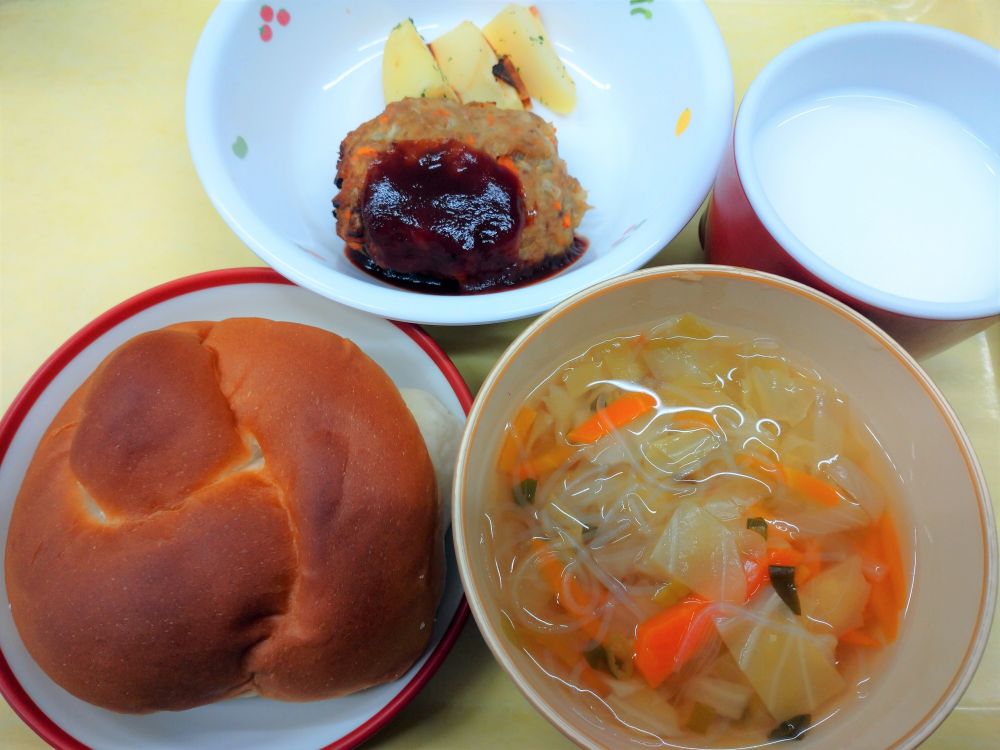 ロールパン

おみくじハンバーグ

焼ポテト

春雨スープ

牛乳