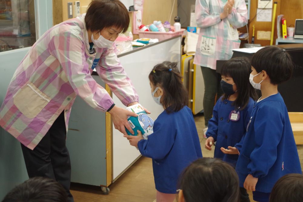 今日は、修了式☆

１年前の４月　
新しい環境で始まった新しいクラス
不安もいっぱいだったけど

お友だちと一緒に
門田認定こども園で大きくなりました。

修了記念品と
頑張ったで賞を
園長先生から頂きました。