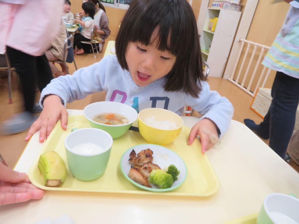 そして今日・・・
👩「お肉を選んだ子はだぁれ？」
👧「は～い！」

最初はお魚を選んだけど、
　途中でお肉に変更したのです🍗
