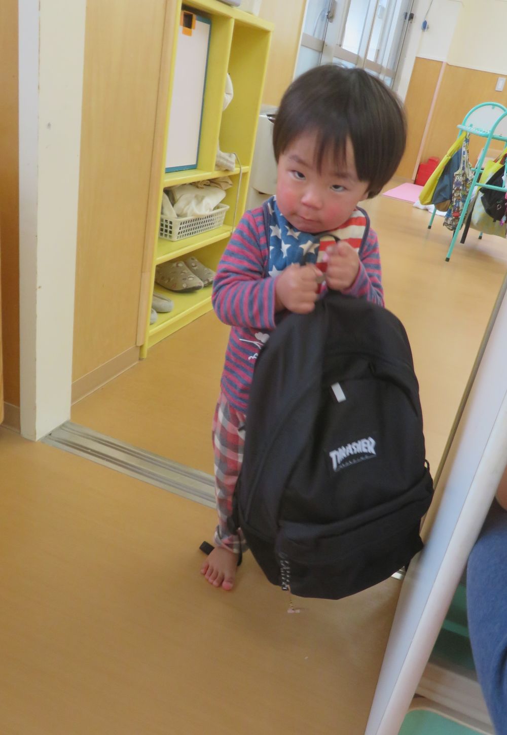 お迎えのお友だちの荷物🎒
”ぼくが運んであげるね♪”