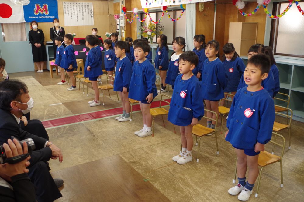 昨日の雨もすっかり晴れて、卒園式日和。
門田認定こども園のキリン組さんの笑顔と同じぴかぴかの青空が広がりました。