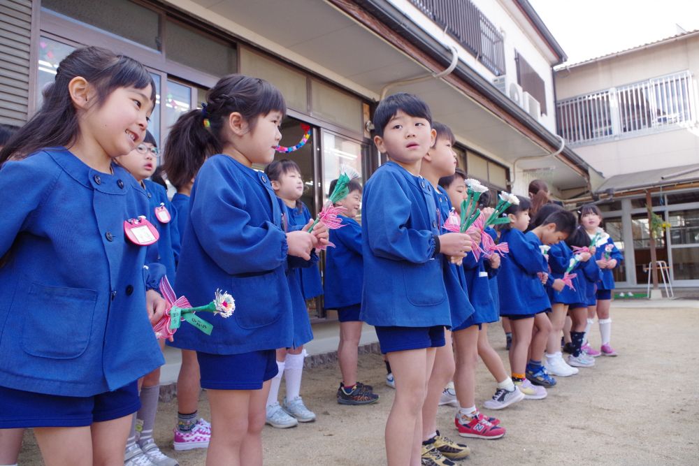 
卒園式の後は、手作りのお花をお父さん、お母さんたちにプレゼント！

いっぱいありがとう！これからもよろしくね♡

