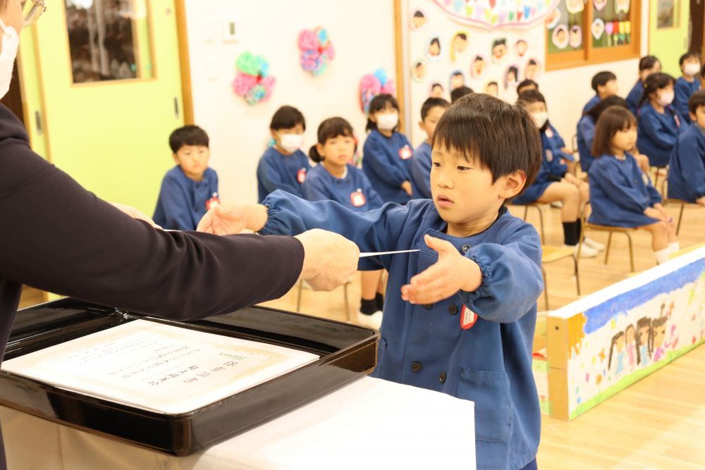 ♪ここで　すごした　まいにちが
♪みんなの　こころの　ねっこに　なれ


２５人揃うこと・・　２５人で出来た卒園式・・
本当に　本当に　嬉しかった
キリン組さん　卒園おめでとう♡